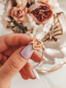 Stopki z imieniem i datą urodzenia Bransoletka sznurkowa z zawieszką z grawerem