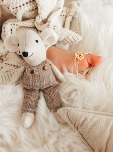 Stopki dziecięce z imieniem i datą urodzenia Bransoletka sznurkowa z zawieszką z grawerem