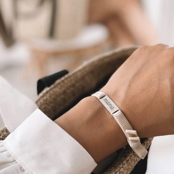Bransoletka z przylegającą zawieszką i dowolnym obustronnym grawerem na wstążce elastycznej