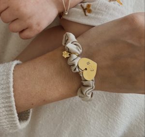 softi_bransoletka_z_naturalnego_jedwabiu_z_zawieszka_z_grawerem_bunnyandmommy