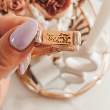 Bransoletka na wstążce przylegająca z metryczką i grafiką oneline bobas oraz z przylegającą zawieszką dziewczynką/chłopcem w dowolnej ilości  dla mamy lub dziecka